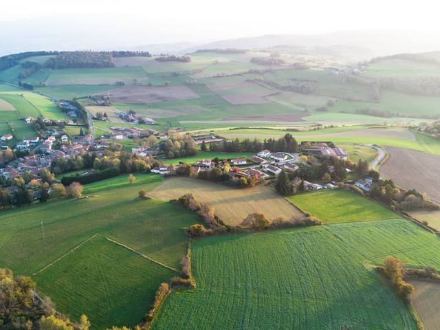 Vue aérienne d'un village et de son territoire rural